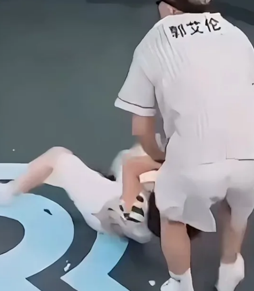 周深温柔回应录制综艺遭嘉宾拖拽
