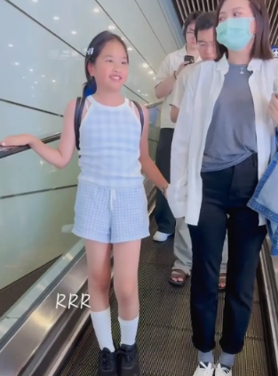 好久未见，包贝尔10岁女儿长这么高了
