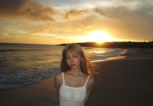 小S大女儿Elly海边金发美照曝光，时尚感十足