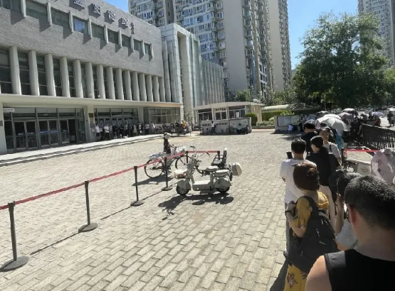 上海静安回应关于图书馆有人占座玩手机
