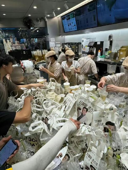 奶茶店人潮涌动，外卖小哥“望而却步”